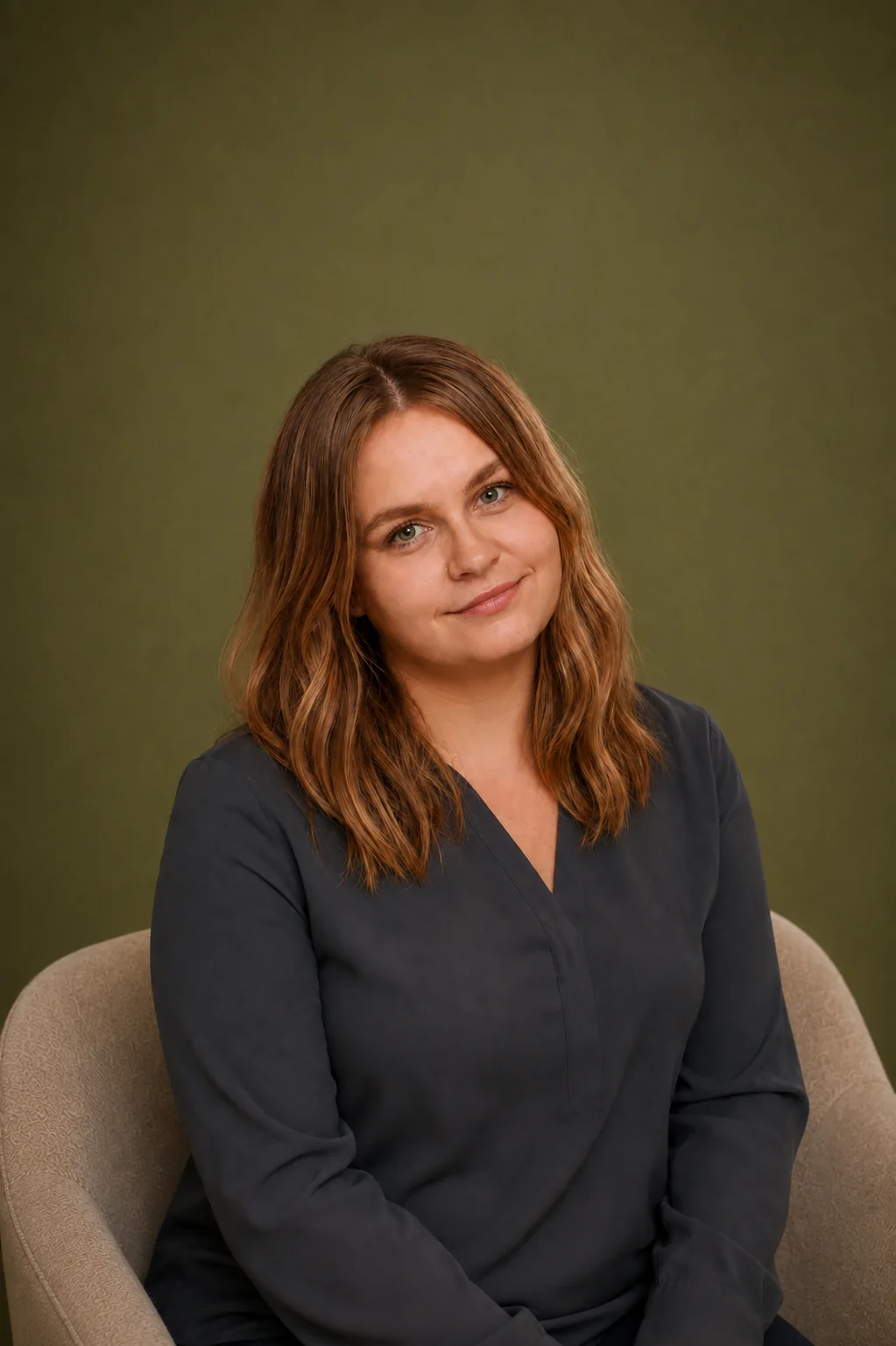 Klaudia Jaros siedząca w fotelu i uśmiechająca się do obiektywu
